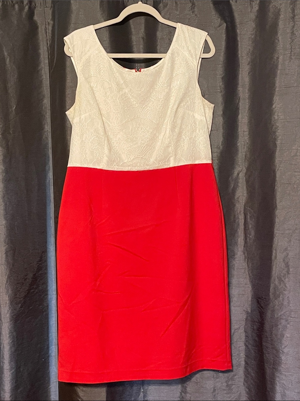 ANTONIO MELANI White & Red Sleeveless Sheath Dress